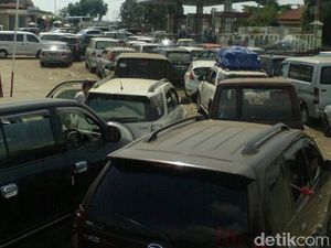 Cerita Polisi Tolong Pemudik yang Kelelahan Saat Macet Horor