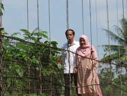 Melintasi Jembatan Gantung, Jokowi dan Iriana Bagi-bagi Sembako ke Warga Lebak