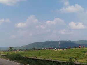 Saat Para Pemotor Offroad Hindari Macet Akut di Ketanggungan Brebes