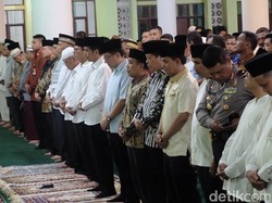Presiden Jokowi Salat Tarawih Bersama Warga Padang