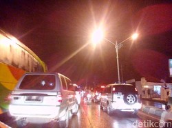 Di Tengah Macet Brebes, Ada Warga yang Tawarkan Pertamax Rp 50 Ribu/liter