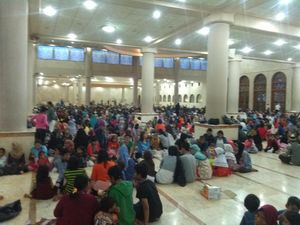Ribuan Warga Padati Masjid Raya Bandung Tunggu Pembagian Zakat