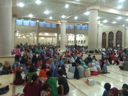 Ribuan Warga Padati Masjid Raya Bandung Tunggu Pembagian Zakat