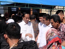 Tak Terpengaruh Bom di Solo, Jokowi Tetap Blusukan di Padang