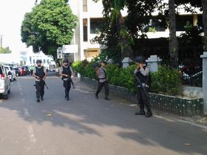 Polisi Patroli Keliling Cek Keamanan di Mapolda Metro Jaya