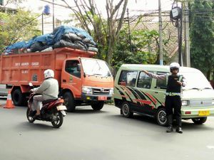 Pasca Bom Solo, Polantas Cianjur Pakai Rompi Anti Peluru Saat Atur Lalin