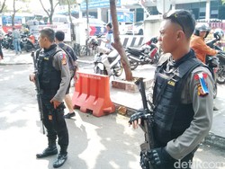 Penjagaan Polres Kota Mojokerto Renggang, Polisi Pakai Rompi Anti Peluru
