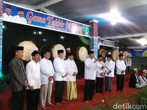 Takbiran di Masjid Al Akbar, Gus Ipul Sentil Pemahaman Jihad yang Salah Takbiran di Masjid Al Akbar, Gus Ipul Sentil Pemahaman Jihad yang Salah