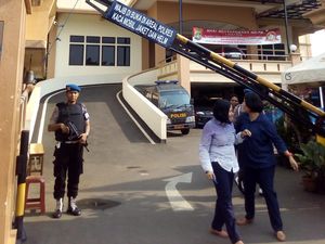 Cegah Aksi Teror, Polisi Bersenjata Disiagakan di Depan Mapolres Jaktim