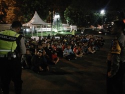 Polisi Hentikan 9 Mobil Bak Pengangkut Warga yang Takbir Keliling di Bandung