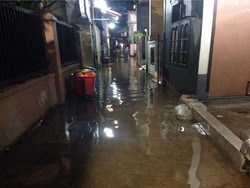 Genangan Semata Kaki Temani Malam Takbiran Warga Jatipadang Pasar Minggu