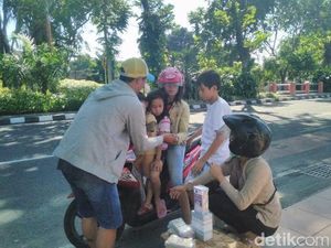 Dagang Uang Baru untuk Lebaran, Untung Besar Tapi Persaingan Sengit