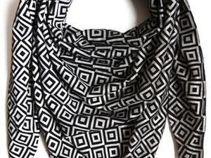 Pria Ini Ciptakan Scarf Ajaib Agar Selebriti Hilang dari Kamera Paparazzi