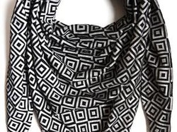 Pria Ini Ciptakan Scarf Ajaib Agar Selebriti Hilang dari Kamera Paparazzi