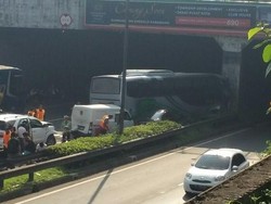 Bus dan 3 Mobil Kecelakaan Beruntun di Tol JORR