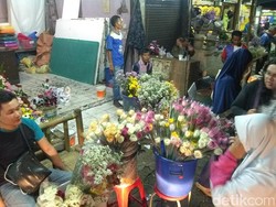 Pedagang Bunga Ikut Kecipratan Rezeki di Malam Takbiran