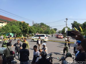 1 Mobil Jenazah dan 2 Ambulans Disiapkan di Depan Mapolres Surakarta