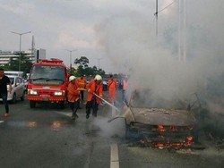 Mobil Sedan Terbakar di Tol Cikampek Arah Cawang