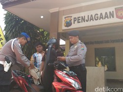 Penjagaan Mapolres Jombang Diperketat Pasca Bom Solo, Tiap Tamu Digeledah