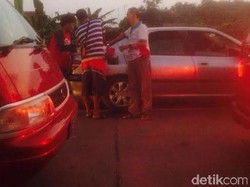 Tukang Bensin Eceran Mau Tak Mau Jadi Pilihan Pemudik Saat Terkena Macet di Tegal