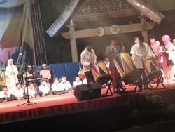 Pukul Bedug, Presiden Jokowi Buka Takbir Akbar di Padang