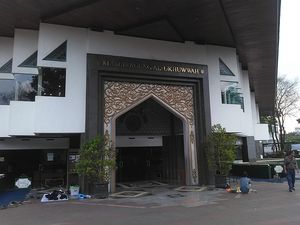 Cegah Warga Terima Zakat Dobel, Masjid Besar di Bandung Bagikan Zakat Serentak