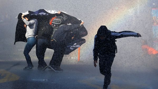 Mahasiswa dan Polisi Bentrok di Chili
