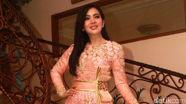 Syahrini Tampil Anggun di Momen Lebaran