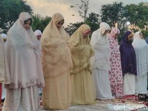 Risma Diserbu Warga yang Minta Foto Bersama Usai Salat Ied