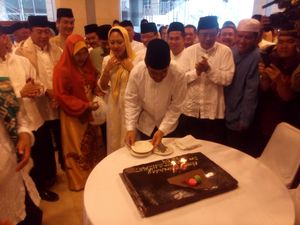 Ultah di Hari Lebaran, Djarot Langsung Potong Tumpeng Usai Salat Id