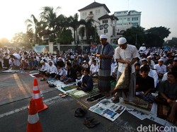 Perhatian, Usai Salat Id Jangan Buang Alas Koran Sembarangan