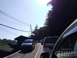 Lalin Cipanas Macet, Banyak Warga yang Ziarah