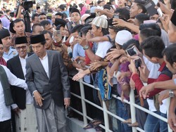 Usai Salat Id, Ribuan Warga Padang Berebut Salaman dengan Jokowi