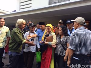 Open House Ketua DPR Dihebohkan Wanita Emas yang Bagi-bagi Duit