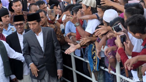 Jokowi Salat Id Bersama Masyarakat Padang
