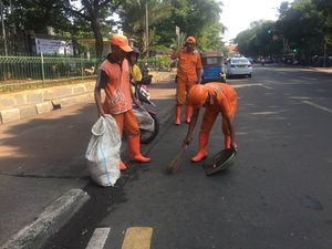 Melihat Aksi Pasukan Oranye yang Tak Kenal Libur di Hari Lebaran