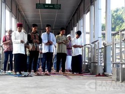 Saat Halte TransJ Salemba Juga Jadi Tempat Salat Id