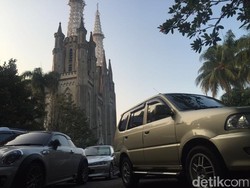 Lahan Parkir di Istiqlal Penuh, Katedral Buka Pintu Ikut Tampung Mobil Jamaah