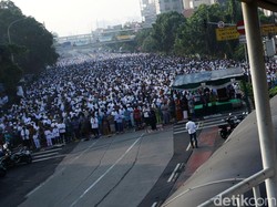 Semaraknya Salat Id di Kebon Pala, Ribuan Jamaah Padati Jl Jatinegara Barat