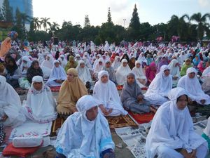 Jadi Lokasi Salat Id, Lapangan Merdeka Pangkalpinang Penuh Sesak