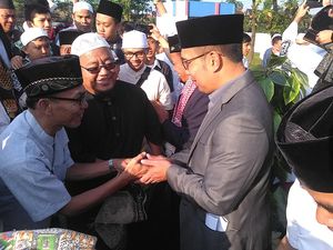 Usai Salat Id, Emil Foto Bareng Warga Bandung