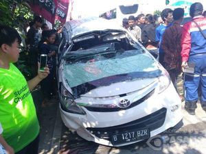 Oleng dan Tabrak Motor, Mobil Pelat Jakarta Ringsek di Brexit