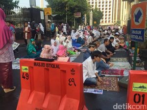 Jamaah Salat Id di Istiqlal Membludak
