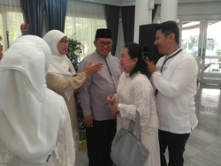 Usai Salat Id, Warga Serbu Kediaman Gubernur Jabar