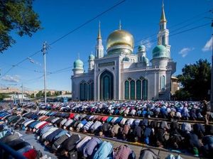 Niat Salat Maghrib Sendiri, Berjamaah, dan Jamak Takhir Isya