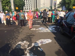 Petugas Kebersihan Beraksi Angkat Sampah yang Berserakan di Halaman Istiqlal