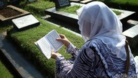 Doa Ziarah ke Makam Orang Tua, Lengkap dengan Adab dan Tuntunannya
