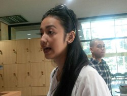 Lama Tak Membesuk, Velove Bawa Opor Ayam buat Papa Kaligis