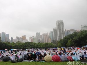 Saat Ribuan WNI di Hong Kong Tetap Salat Id di Tengah Hujan Lebat