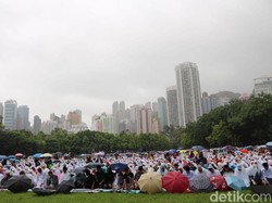 Saat Ribuan WNI di Hong Kong Tetap Salat Id di Tengah Hujan Lebat